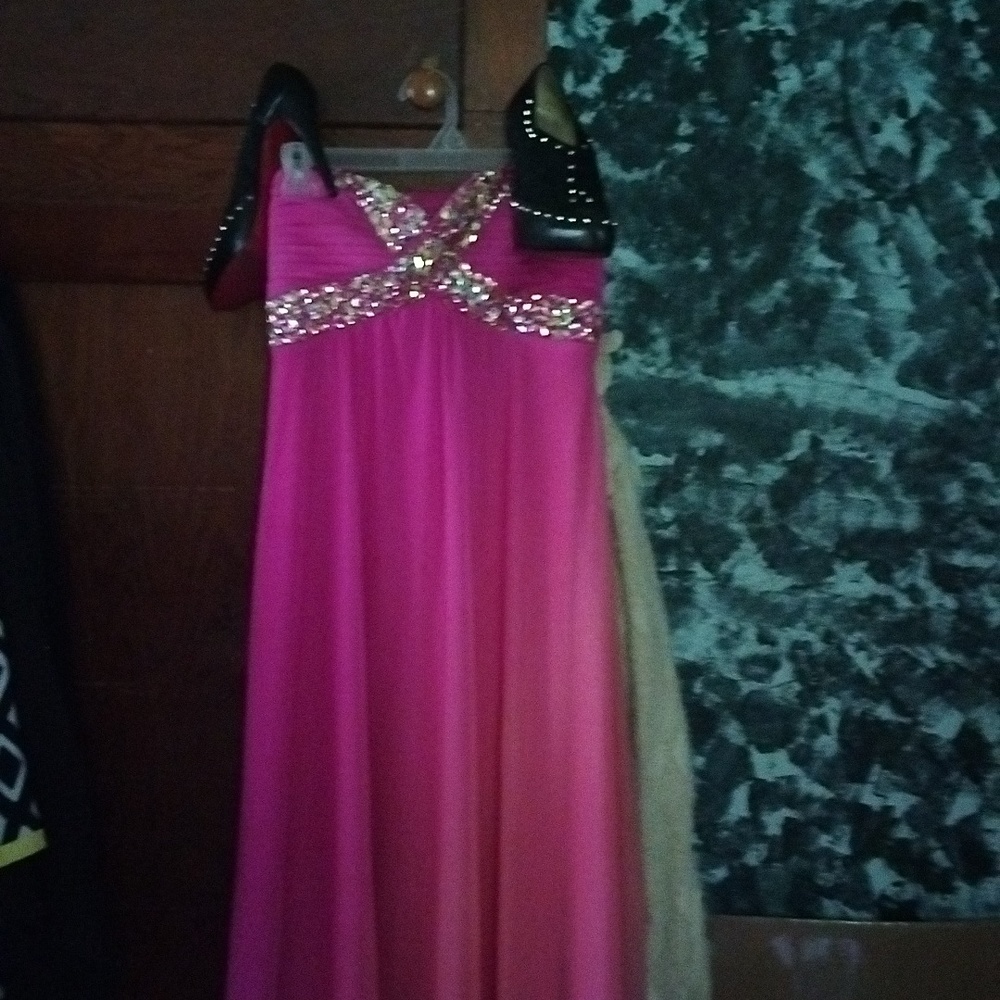 Women's size 1 pink to coral sleeve less dress.1 strap in back.justbroke zip.